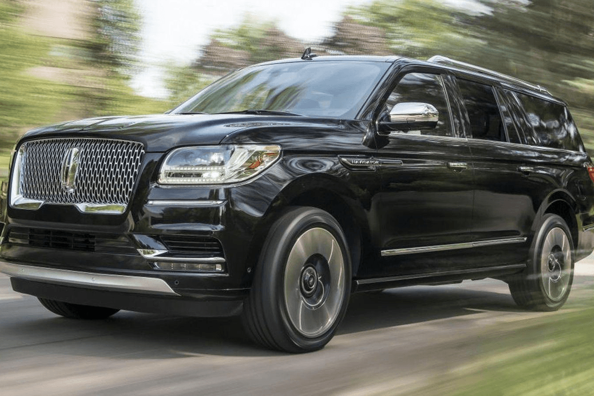 A pristine Lincoln Navigator driving smoothly through the Chicago southwest suburbs for a premium airport transfer.