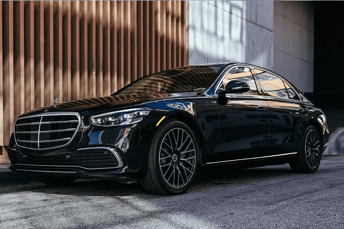 New Lenox to O'Hare Limo Mercedes S-Class executive sedan en route to O'Hare Airport