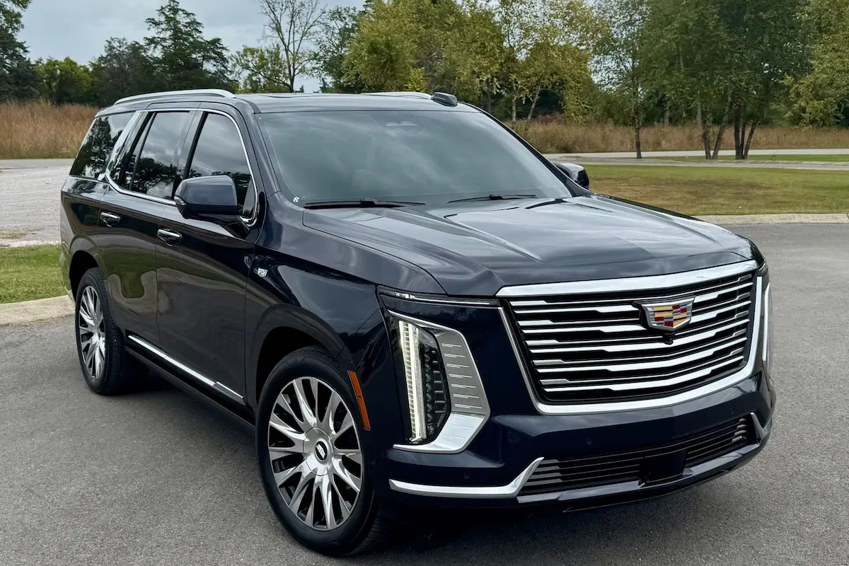 Black executive SUV providing reliable O'Hare Airport Limo Service terminal transfers.