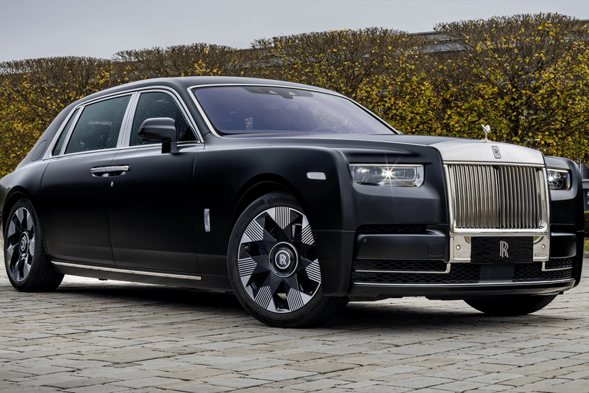 Ultra luxury Oak Lawn Limo Service vehicle for executive and VIP transportation