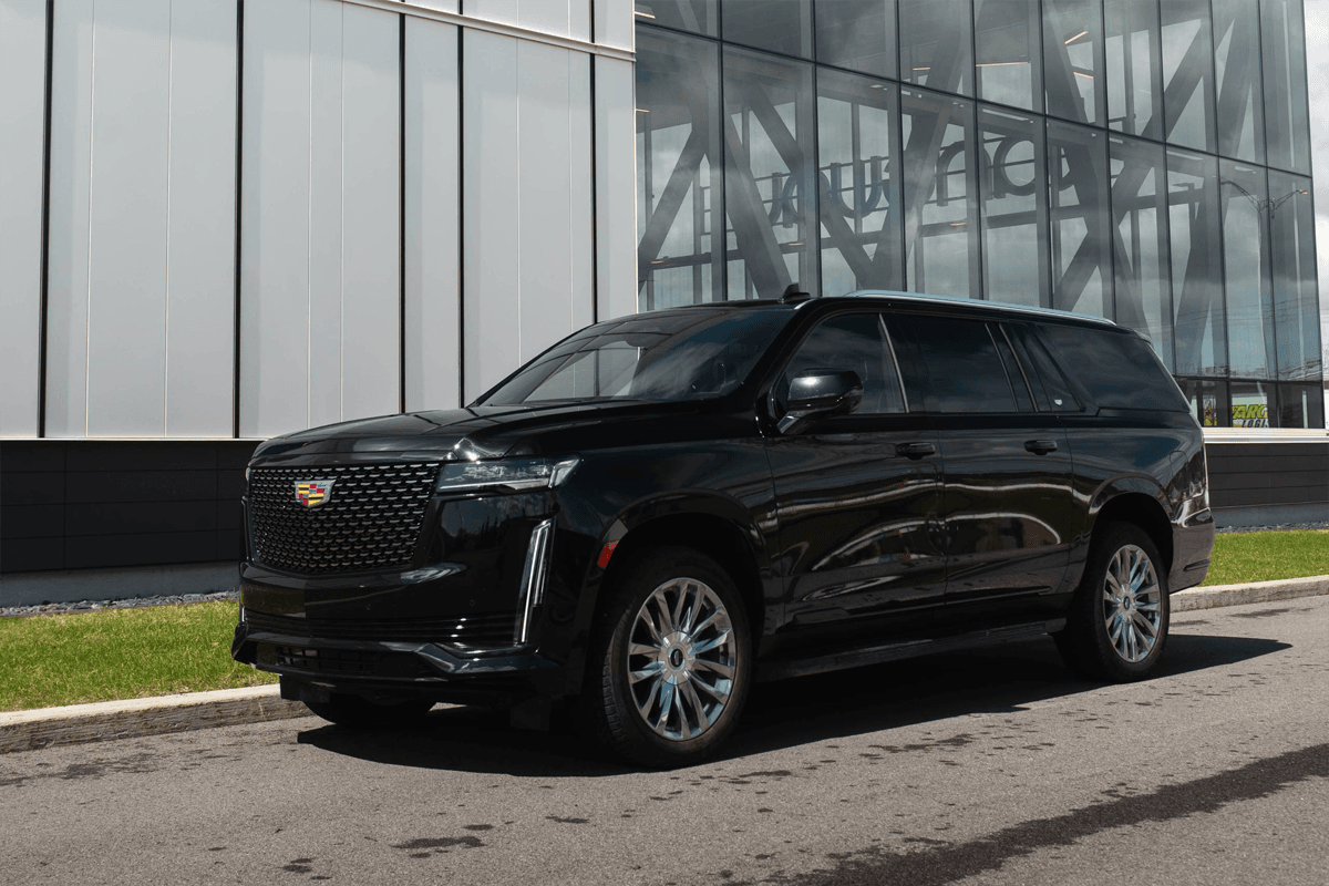 Oak Lawn Limo Service luxury SUV providing airport transportation in Oak Lawn