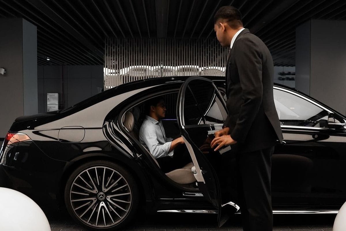 Chicago Luxury Limo Services professional chauffeur opening luxury vehicle door for passengers